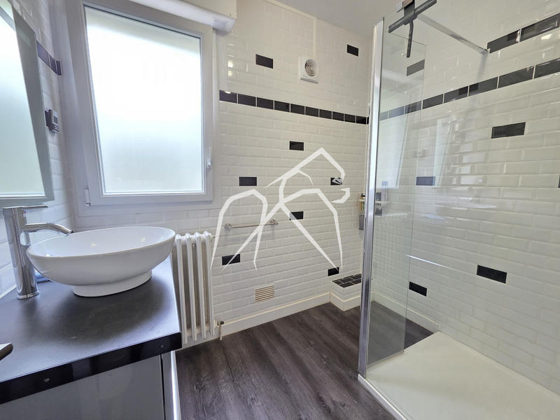 Maison - 220 m² - 7 pièces