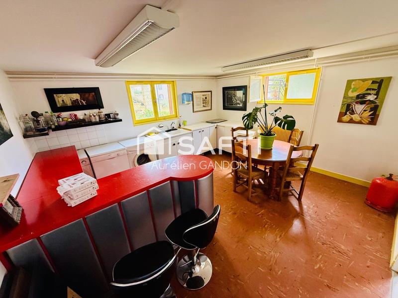 Maison - 202 m² - 7 pièces