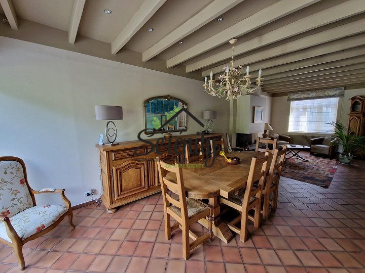 Maison - 239 m² - 9 pièces