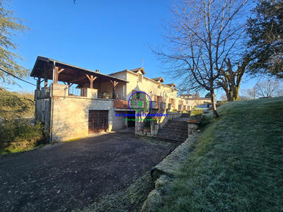 Maison - 230 m² - 8 pièces