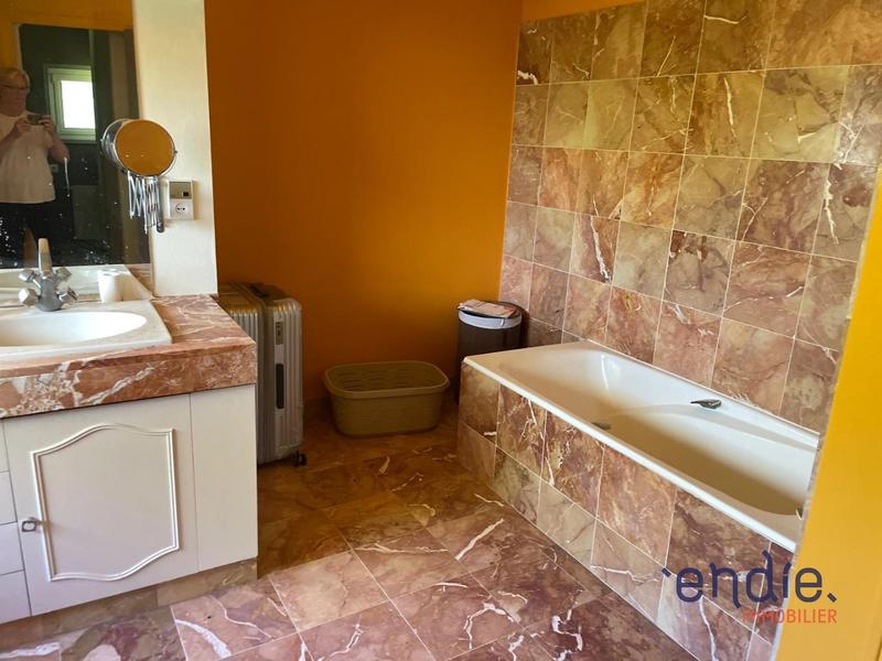 Maison - 230 m² - 8 pièces