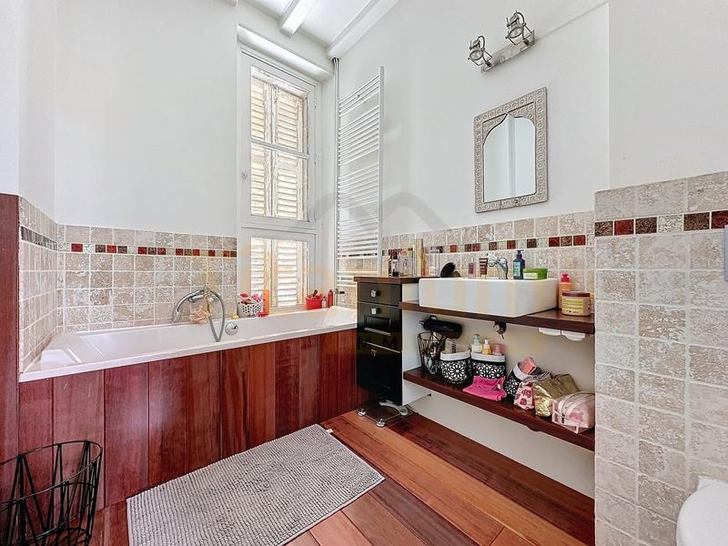 Maison - 280 m² - 11 pièces