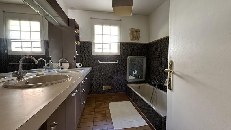 Maison - 228 m² - 12 pièces