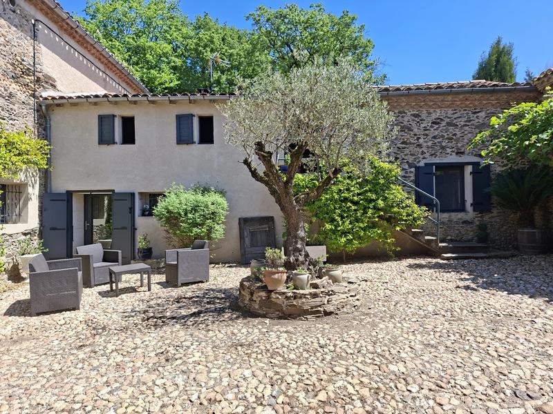 Propriété - 331 m²