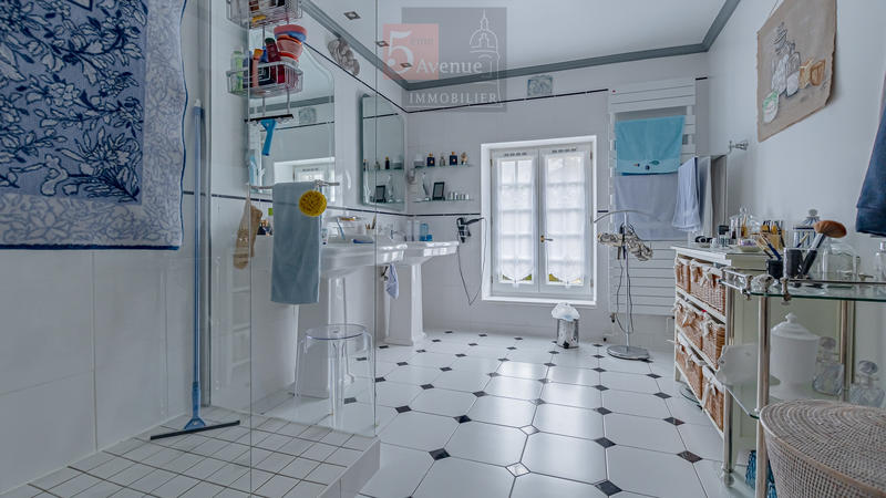 Maison - 290 m² - 8 pièces