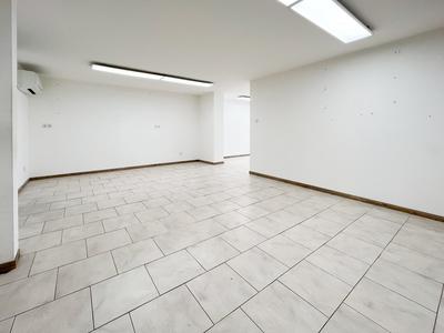 Local commercial - 130 m² - 6 pièces
