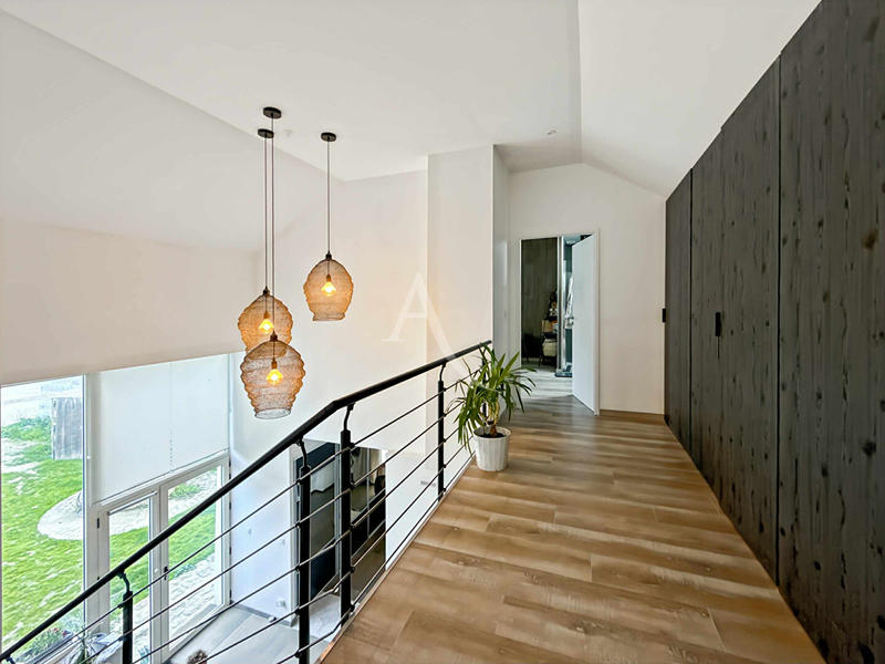 Maison - 211 m² - 8 pièces