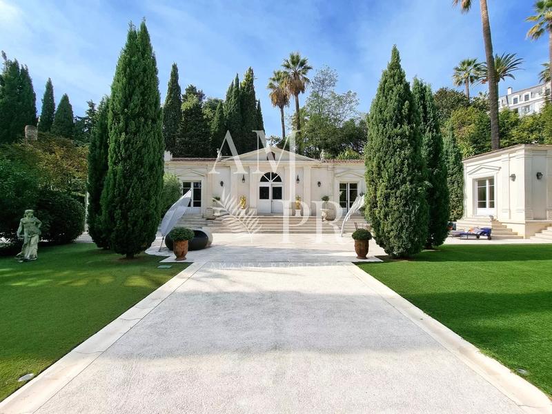 Maison - 370 m² - 8 pièces