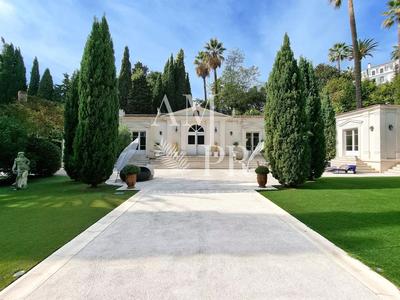 Maison - 370 m² - 8 pièces