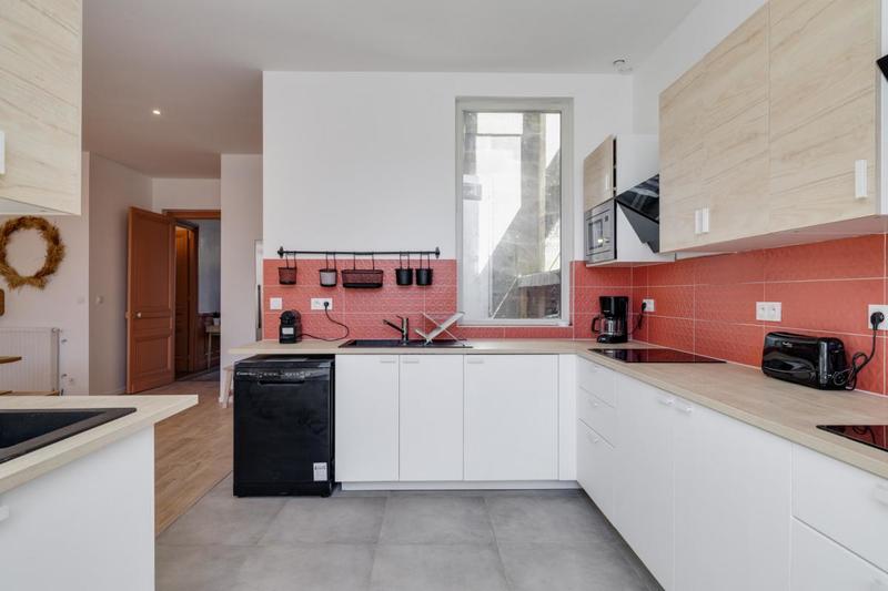 Remise - 350 m² - 15 pièces