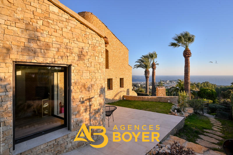 Maison - 300 m² - 8 pièces