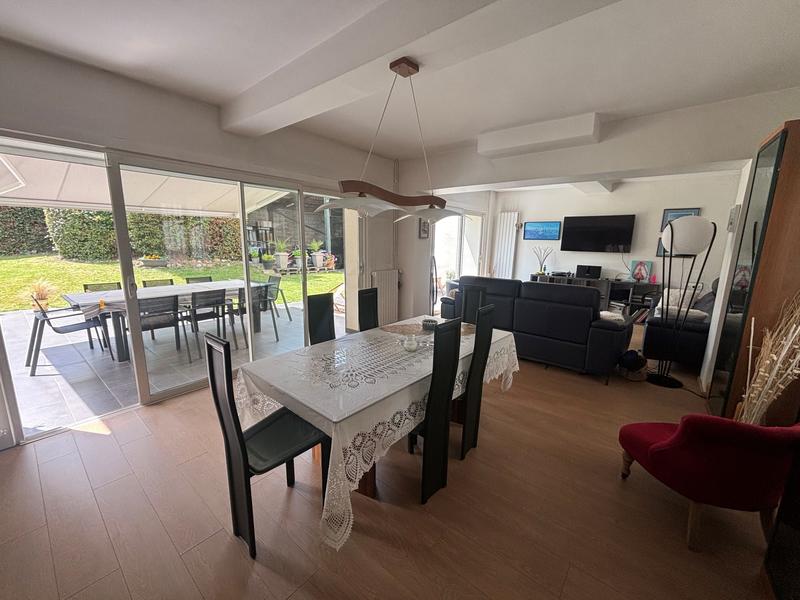 Maison - 219 m² - 9 pièces