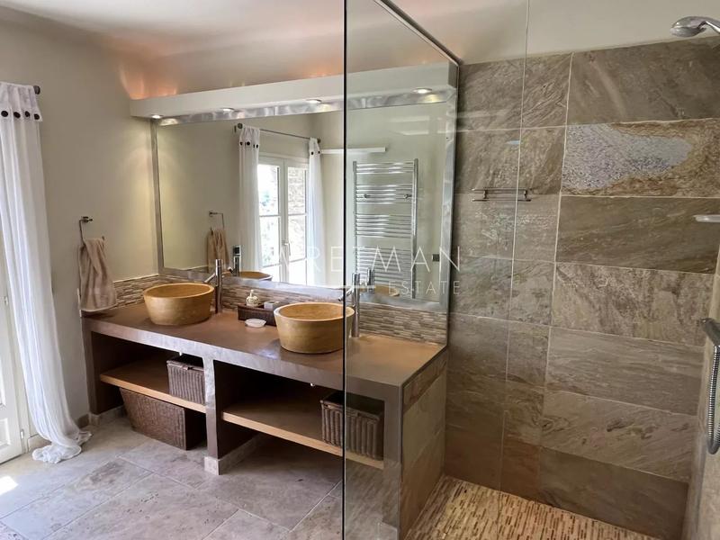 Mas - 251 m² - 8 pièces