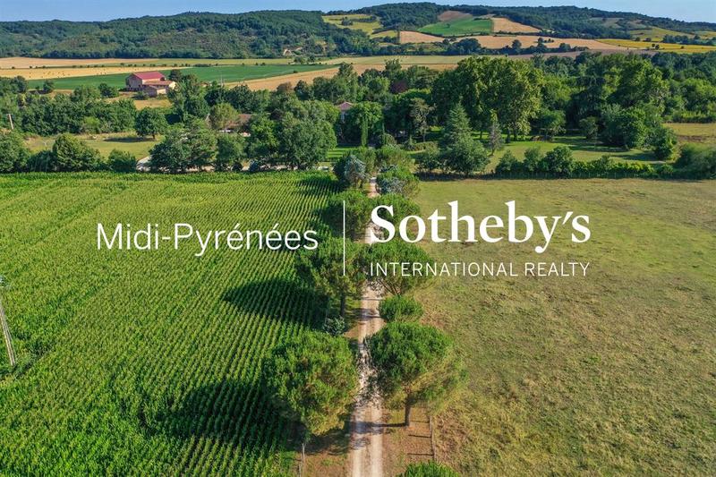 Maison - 1 000 m² - 20 pièces