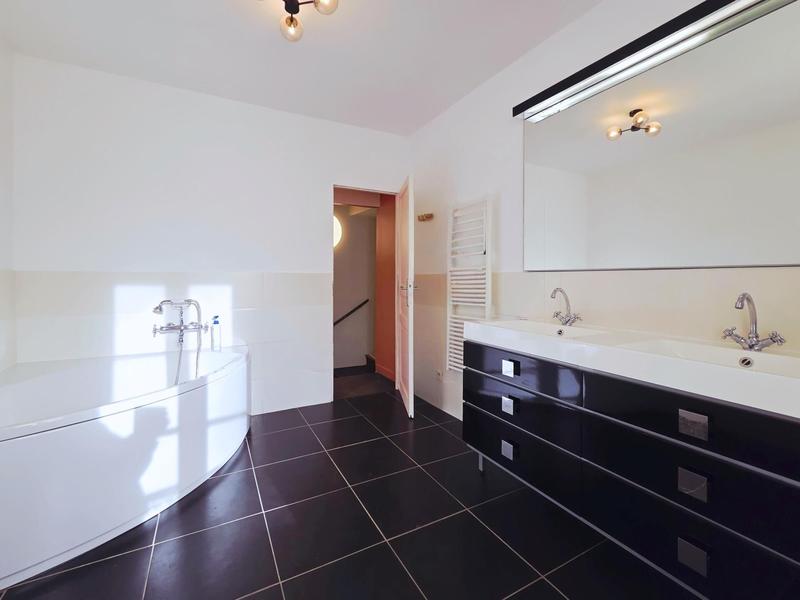 Maison - 198 m² - 7 pièces