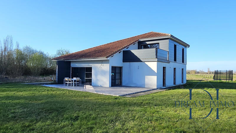 Maison - 235 m² - 6 pièces