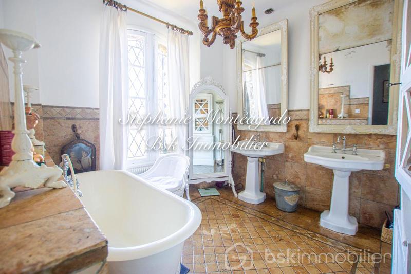 Demeure - 243 m² - 7 pièces