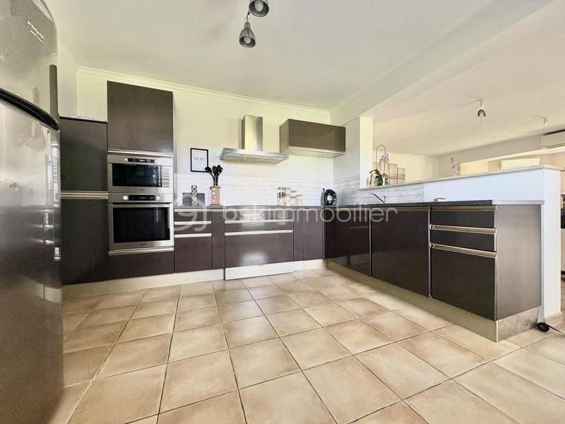 Maison - 235 m² - 8 pièces