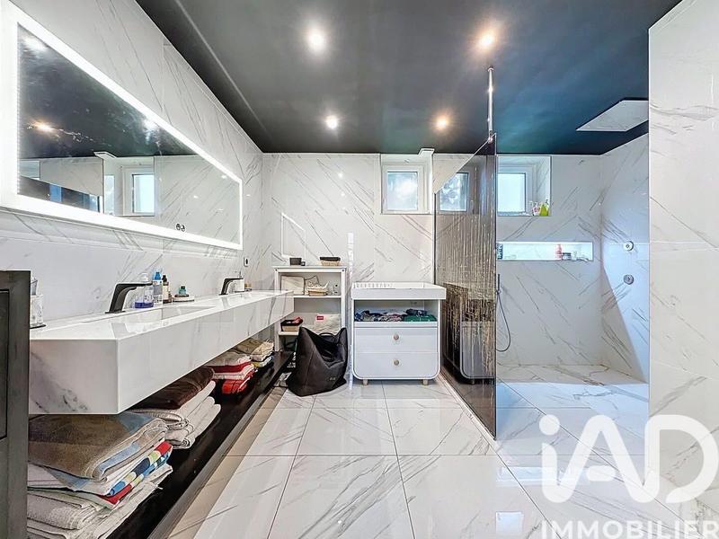 Maison - 182 m² - 7 pièces