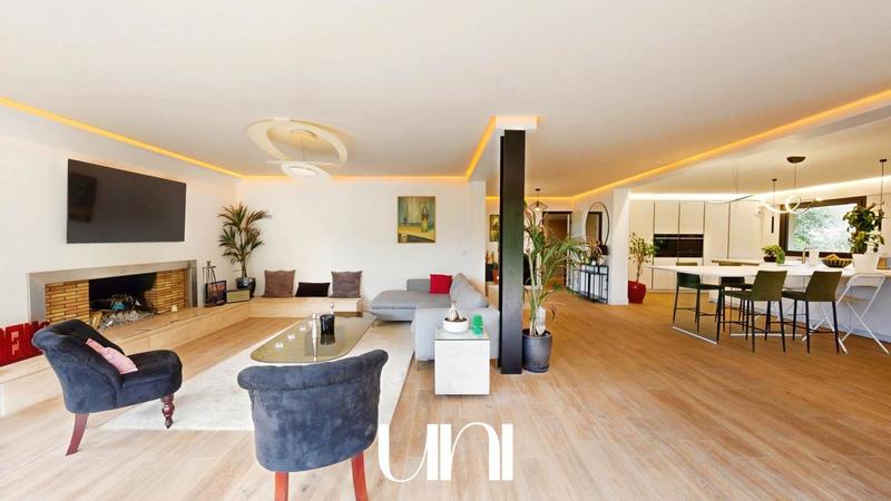 Maison - 265 m² - 8 pièces