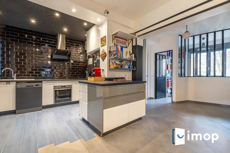 Pavillon - 180 m² - 10 pièces