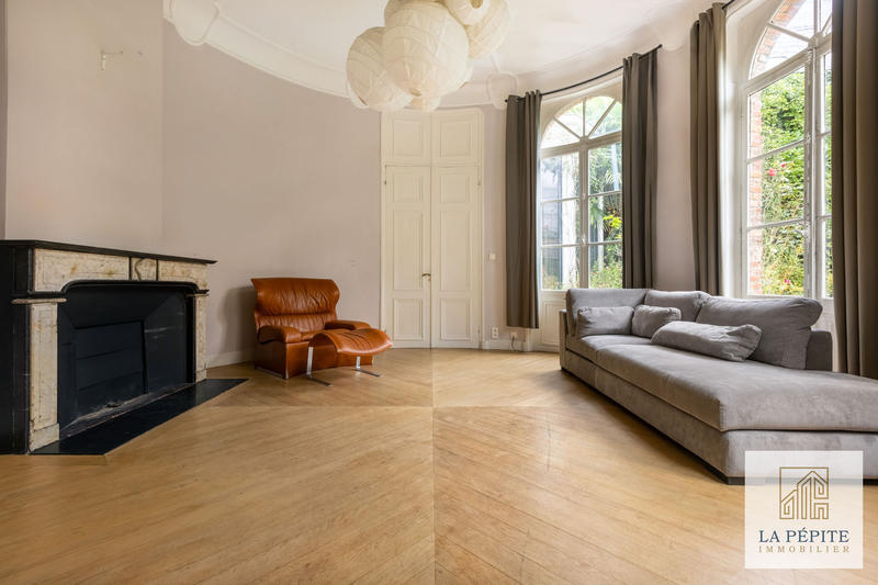 Maison - 306 m² - 10 pièces