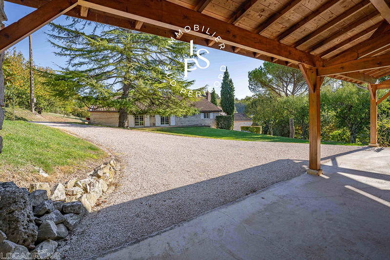 Demeure - 649 m² - 33 pièces