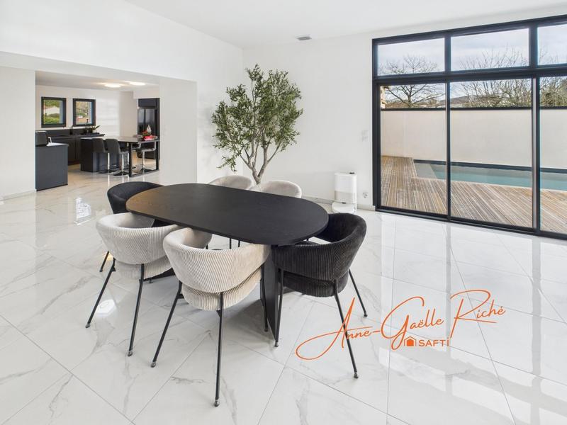 Maison - 210 m² - 6 pièces