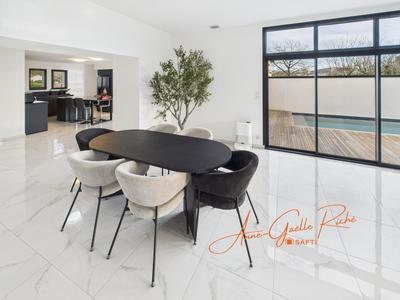 Maison - 210 m² - 6 pièces