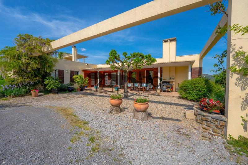 Maison - 216 m² - 7 pièces