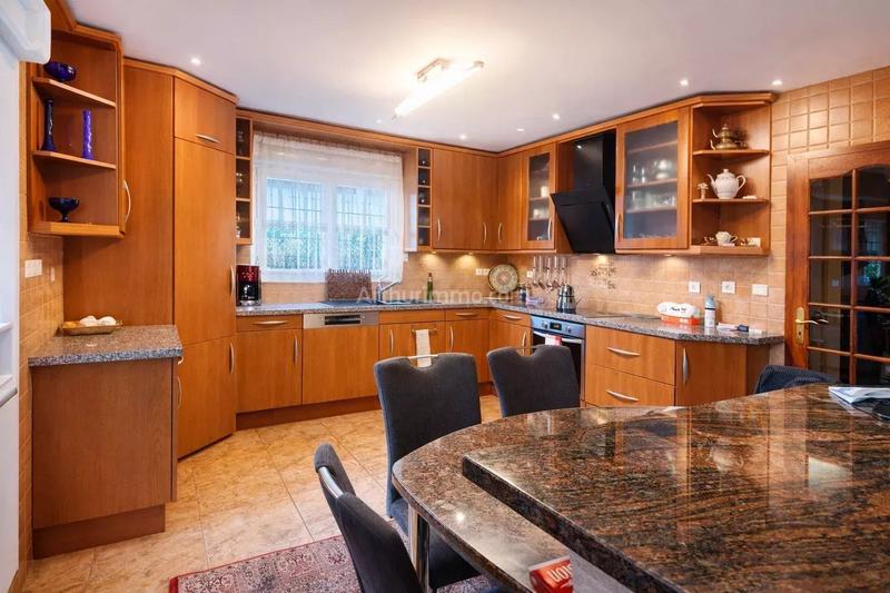 Maison - 235 m² - 10 pièces