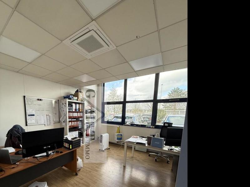 Entrepôt - 1 990 m²