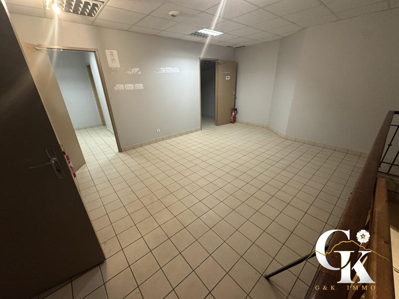Local commercial - 1 172 m² - 11 pièces