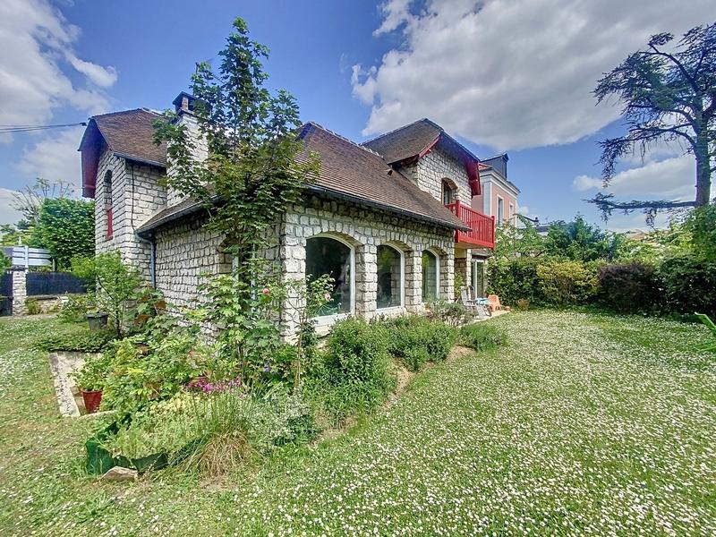 Maison - 204 m² - 7 pièces