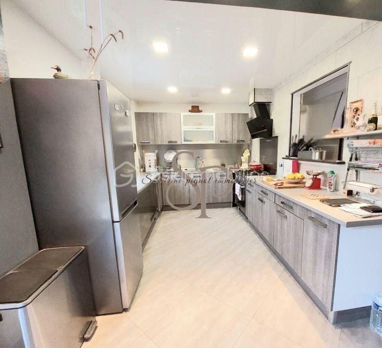 Maison traditionnelle - 220 m² - 8 pièces