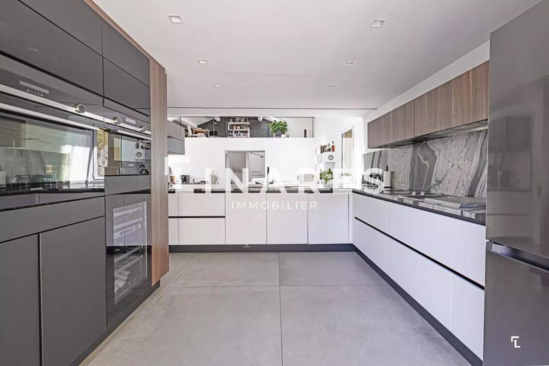 Maison - 239 m² - 6 pièces