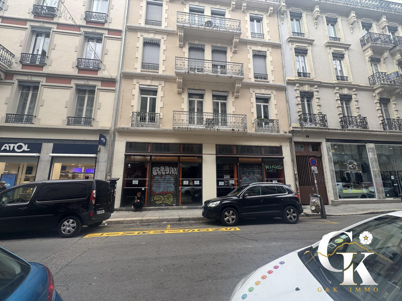 Local commercial - 1 172 m² - 11 pièces