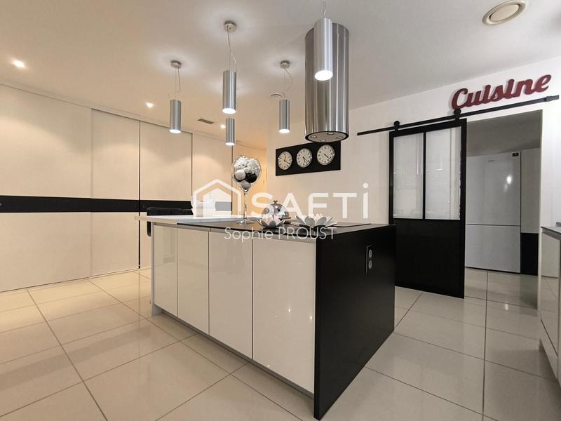 Maison - 250 m² - 8 pièces