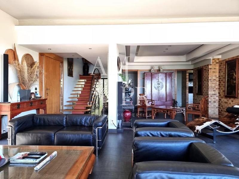 Villa - 301 m² - 8 pièces