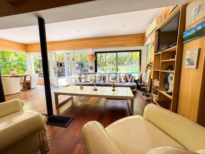 Maison - 182 m² - 9 pièces