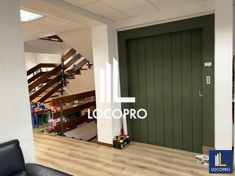 Local commercial - 1 500 m²