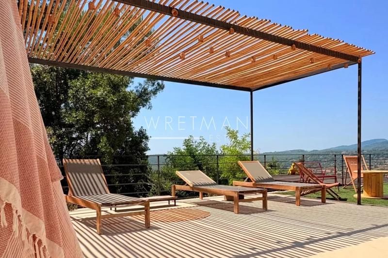 Maison - 240 m² - 8 pièces