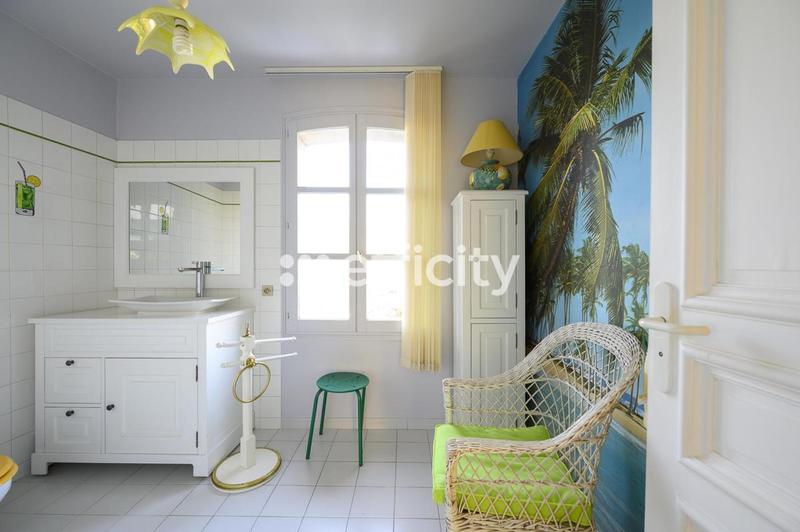 Maison - 223 m² - 9 pièces