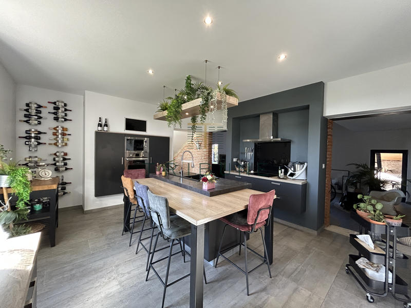 Maison - 262 m² - 9 pièces