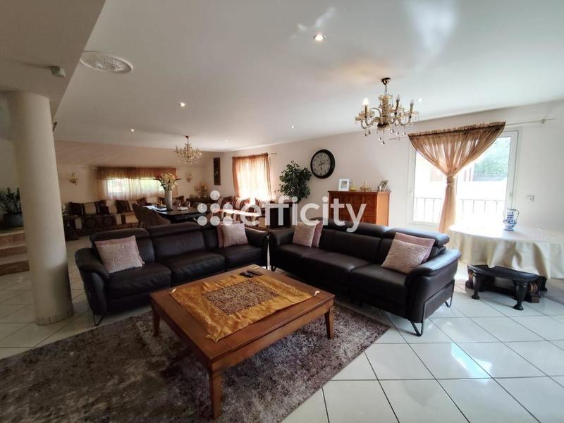 Maison traditionnelle - 221 m² - 5 pièces