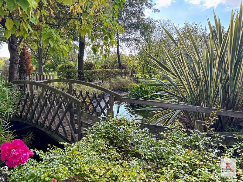 Maison - 248 m² - 8 pièces