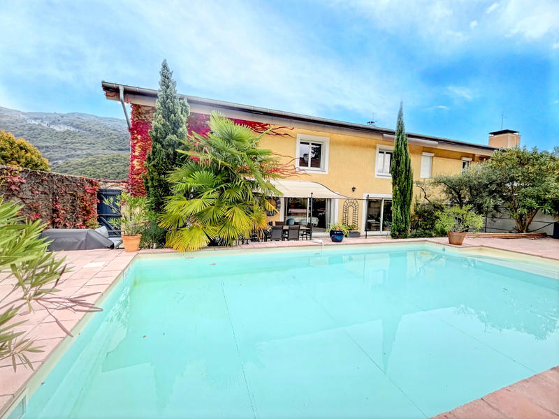 Maison - 310 m² - 8 pièces