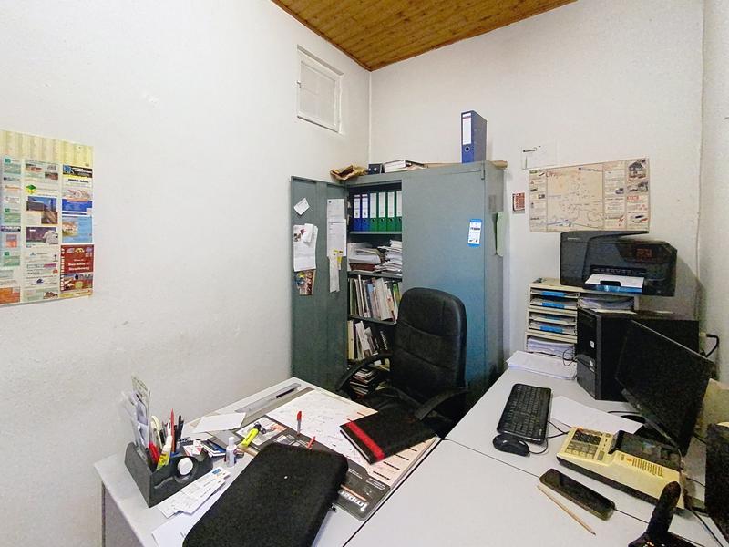 Local d'activités - 135 m² - 5 pièces