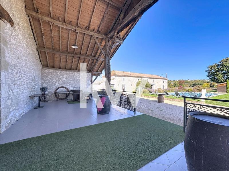 Maison - 956 m² - 10 pièces