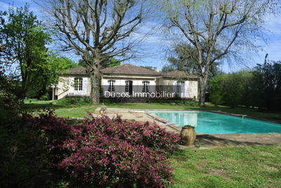 Maison - 221 m² - 8 pièces